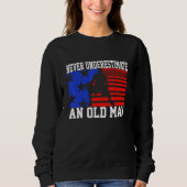 Sweatshirt Mens Never Underestimate An Old Man USA Flag Bas (Devant)