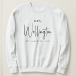 Sweatshirt Mme Black Script Nom personnalisé Mariée nouvellem<br><div class="desc">Préparez-vous pour votre lune de miel avec ce chandail cosy : Script de calligraphie moderne en noir pour "Mme" et votre texte personnalisé pour le nom et la date mariage. Achetez-en un pour vous-même (félicitations btw !) ou comme un grand cadeau pour une mariée !</div>