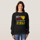 Sweatshirt My Heart is on that Field Softball  Softball Mom (Devant entier)