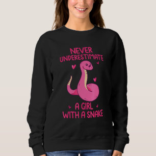 Sweatshirt Ne sous-estimez jamais une fille avec une citation