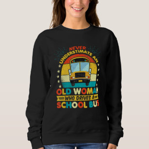 Sweatshirt Ne Sous-Estimez Jamais Une Vieille Femme Qui Condu