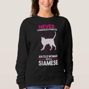 Sweatshirt Ne Sous-Estimez Jamais Une Vieille Femme Siamaise