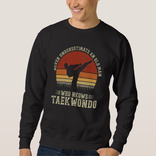 Sweatshirt Never Underestimate An Old Man Who Knows Taekwondo (Devant)