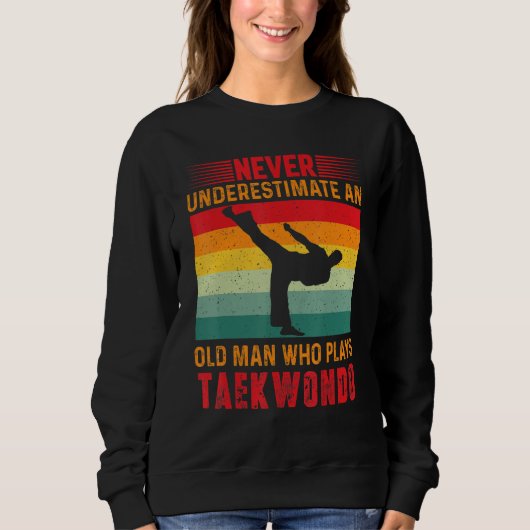 Sweatshirt Never Underestimate An Old Man Who Plays Taekwondo (Devant)