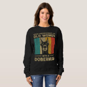 Sweatshirt Never Underestimate An Old Women With A Doberman P (Devant entier)