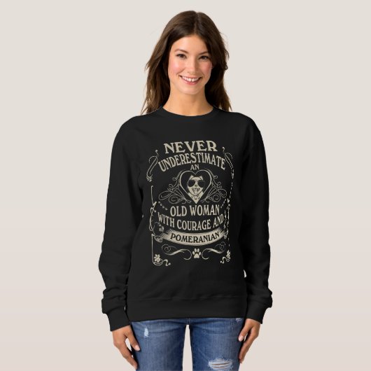 Sweatshirt Never Underestimate Old Woman With Courage And A P (Devant entier)