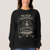 Sweatshirt Never Underestimate Old Woman With Courage And A P (Devant)