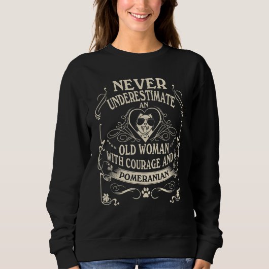 Sweatshirt Never Underestimate Old Woman With Courage And A P (Devant)