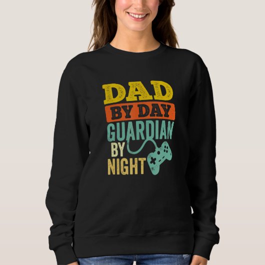 Sweatshirt Papa By Day Guardian By Night Video Game Couleur (Devant)