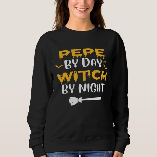 Sweatshirt Pepe By Day Witch By Night  Dad  Halloween Costume (Devant)
