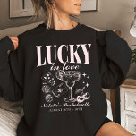 Sweatshirt Personnalisé Las Vegas Bachelorette Party<br><div class="desc">Célébrez votre aventure de bachelorette Las Vegas avec notre Sweatshirt personnalisé "Lucky in Love" Custom Las Vegas Bachelorette Party Personnalisé Crewneck. Cet élégant sweatshirt dispose d'un design d'avant et d'arrière unique qui incarne l'esprit de votre voyage à la plage de casino rétro. Orné d'éléments ludiques tels que des dés de...</div>