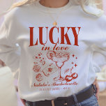 Sweatshirt Personnalisé Las Vegas Bachelorette Party<br><div class="desc">Découvrez l'excitation de votre soirée de bachelorette Las Vegas avec notre Sweatshirt personnalisé "Lucky in Love" Custom Las Vegas Bachelorette Party Personnalisé. Ce sweatshirt élégant et confortable est le choix idéal pour commémorer votre week-end spécial. Doté d'un design rétro de casino bach trip qui intègre en toute transparence des éléments...</div>