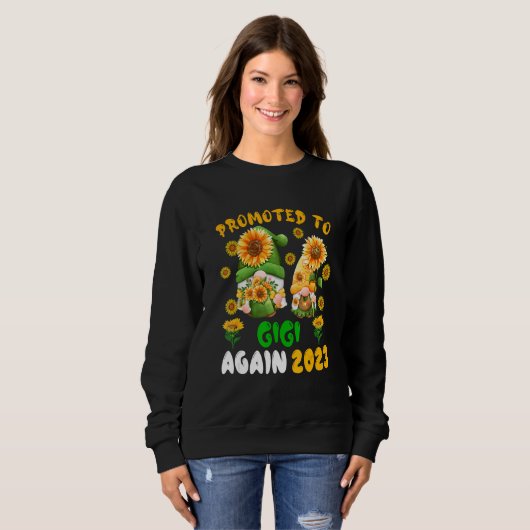 Sweatshirt Promoted To Gigi Again 2023 Two Floral Gnomes Preg (Devant entier)