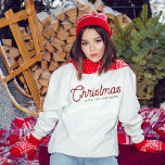 Sweatshirt Script minimaliste moderne Nom de famille de Noël<br><div class="desc">Un sweatshirt moderne minimaliste mais élégant pour Noël et les vacances. Il a une typographie simple sophistiquée disant "Noël" en couleur marron rouge et un texte serif de nom de famille sous lequel vous pouvez personnaliser. Sweatshirts parfaits pour les familles ou les jeunes mariés à porter pour les réunions ou...</div>