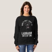 Sweatshirt she's not just a labrador she's my child labradors (Devant entier)
