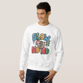Sweatshirt Slow Ho Ho — Paresseux pendu à une branche de Noël (Devant entier)