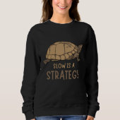 Sweatshirt Slow Is a Strategy – Minimal Turtle Quote Design (Devant)