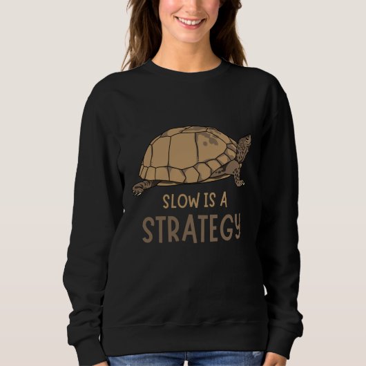 Sweatshirt Slow Is a Strategy – Minimal Turtle Quote Design (Devant)