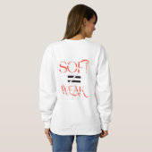 Sweatshirt SOFT ≠ WEAK – Mode de rue typographique conceptuel (Dos entier)