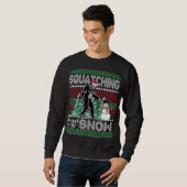 Sweatshirt Squatching à travers la neige Bigfoot laide Sweate (Devant entier)