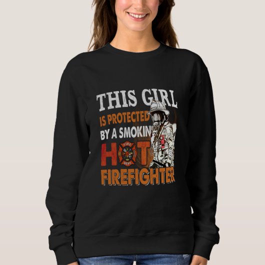 Sweatshirt This Girl Is Protected By A Smokin' Hot Firefighte (Devant)