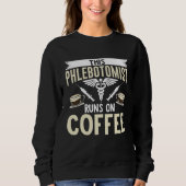 Sweatshirt This Phlebotomist Runs On Coffee Phlebotomy Tech T (Devant)