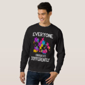 Sweatshirt Tout le monde communique différemment Autisme Spéc (Devant entier)