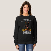 Sweatshirt Trois choses que vous ne manquez pas avec Doberman (Devant entier)