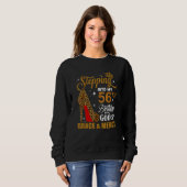 Sweatshirt Un pas dans mon 56e anniversaire avec la grâce de (Devant entier)