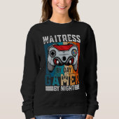 Sweatshirt WAITRESS By Day Gamer By Night Meme For Gamers (Devant)