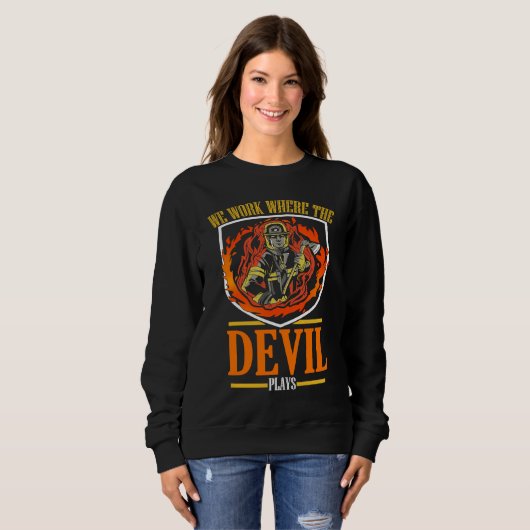 Sweatshirt We Work Where The Devil Plays Firefighting Fireman (Devant entier)