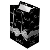 Sweet 16 Anniversaire Bow Sur Sac Cadeau Moyen Noi (Devant Angle)