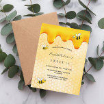 Sweet 16 fête nid d'abeilles bumble invitation<br><div class="desc">Elégant, amusant, Sweet 16, 16e anniversaire invitation de fête d'été. Jaune, arrière - plan blanc avec un motif de nid d'abeille. Décoré avec du miel doux et doré et des abeilles bourdonnantes. Le nom est écrit avec un script de style moderne écrit à la main. Lettres noires. Idéal pour un...</div>