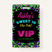 Sweet 16 Neon Glow Verjaardag Uitnodiging VIP Pass Badge (Voorkant)