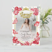 Sweet 16 Photo Invitation Papillon rouge Floral (Debout devant)