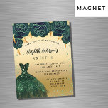 Sweet 16 robe d'or vert rose invitation aimant<br><div class="desc">Un aimant d'invitation moderne, élégant et glamour pour une Soirée 16, 16ème anniversaire Sweet. Un arrière - plan en faux or avec de la poussière de parties scintillant en faux vert, une robe vert émeraude et des roses verts, des fleurs. Le nom est écrit avec un script de style moderne...</div>