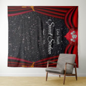 Sweet 16 Silver Roos Red Curtain Black Glitter Wandkleed (In Situ (horizontaal))