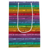 Sweet 16 Verjaardag Regenboog Stripes Medium Cadeauzakje (Achterkant)