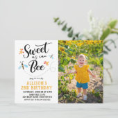 Sweet as can Bee Photo Anniversaire Invitation (Debout devant)