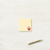 Sweet Delicious Cherry Cupcake on Yellow Post-it® Notes (Op bureau)