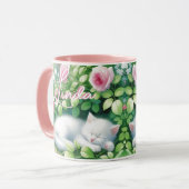 Sweet Napping White Kitten onder een Rozen Struik Mok (Voorkant links)