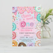 Sweet One beigne la fille d'abord, invitation de 1 (Debout devant)