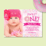 Sweet ONE Donut 1er anniversaire fille Carte de re<br><div class="desc">Ce design de 1er anniversaire est dans notre thème de beigne, avec une beigne rose mignonne avec des arrosées arc-en-ciel. Cliquez sur le bouton personnaliser si vous souhaitez déplacer/mettre à l'échelle les images et modifier le texte ! Des variantes de ce design, des couleurs supplémentaires, ainsi que des produits de...</div>
