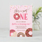 Sweet One Girl Donut thème Anniversaire Invitation (Debout devant)