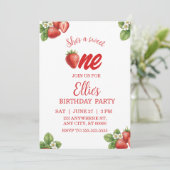 Sweet one strawberry first Birthday Invitation (Debout devant)