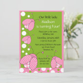 Sweet Pink Ladybug Birthday Uitnodiging (Staand voorkant)