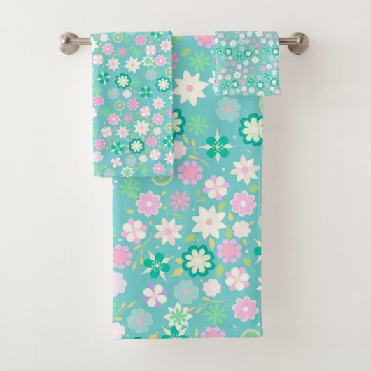 Sweet Pink White Blauwgroen Ditsy Floral Pattern Bad Handdoek (Insitu)