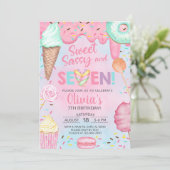 Sweet sassy et invitation à l'anniversaire de sept (Debout devant)