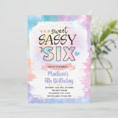 Sweet Sassy et Six tie teinture invitation anniver (Debout devant)
