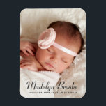 Sweet Script Baby Girl Photo Faire-part de naissan<br><div class="desc">Les magnets faire-part de naissance ont un portrait photo de nouveau-né avec un nom simple et chic et des stats de naissance superposé design. Personnalisez avec une photo fiançailles et un texte personnalisé. La couleur du texte noir du charbon peut être modifiée.</div>